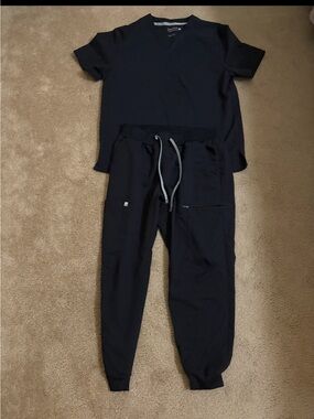 Fabletics Men’s Black Active Tee & Jogger Set